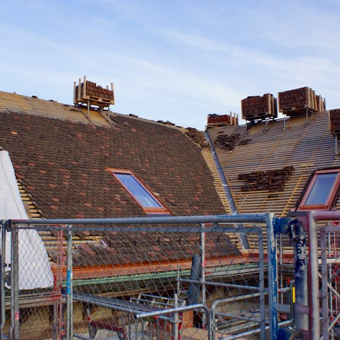 A03 Alte und neue Ziegel auf dem Dach. Vergrösserte Ansicht