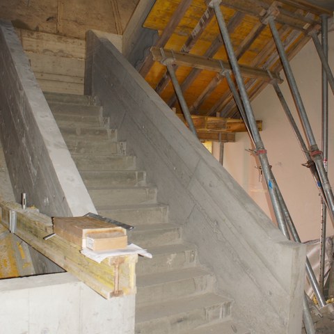 D07 Treppe ist betoniert. Vergrösserte Ansicht